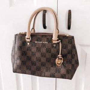 HP✨ Michael Kors Sutton